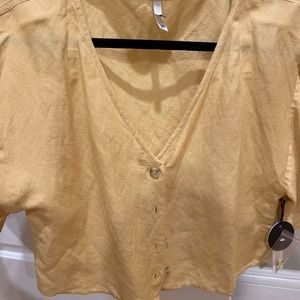 Linen cropped  blouse or over tank. Short sleeved.